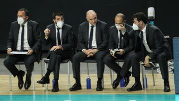 Pablo Laso junto a su cuerpo t&eacute;cnico.