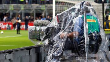Un cámara durante el partido de la Serie A entre el Inter de Milán y la Juventus, en San Siro.