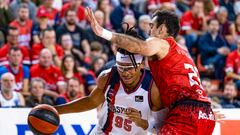 El ala-pívot nigeriano del Baskonia Chima Moneke (i) es defendido por el alero argentino del Baxi Manresa Juan Pablo Vaulet (d) durante el encuentro de la jornada 18 de la Liga Endesa entre el Baxi Manresa y el Saski Baskonia, disputado este domingo en el Pabellón Nou Congost de Manresa.