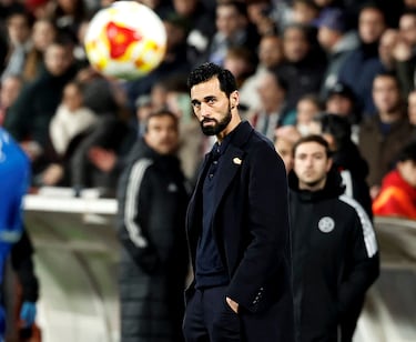 Álvaro Arbeloa tras finalizar el partido. El técnico del conjunto blanco debuta con una derrota y cae eliminado en la Copa del Rey.