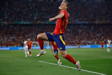 MÚNICH (ALEMANIA), 09/07/2024.- El centrocampista de la selección española Dani Olmos celebra el segundo gol del combinado español durante el partido de semifinales de la Eurocopa de fútbol que España y Francia disputan este martes en Múnich. EFE/Alberto Estevez
