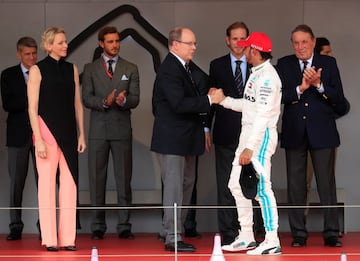 Lewis Hamilton recibiendo el trofeo de vencedor