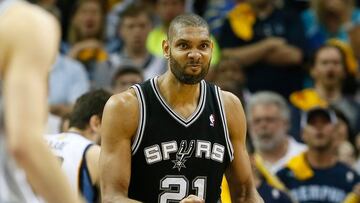 <b>- Años en la NBA:</b> 1997-2016 <br> <b>- Equipos:</b> San Antonio Spurs. <b>- Medias de su carrera:</b> 19 puntos, 10,8 rebotes, 2,2 tapones. <br> <b>- Mejor temporada:</b> (2001-02) 25,5 puntos, 13,7 rebotes, 3,7 asistencias. <br> <b>- Méritos:</b> Cinco veces campeón, 2 veces MVP, 3 veces MVP de las Finales, 15 veces all star, 10 veces en el Mejor Quinteto. <br> <br> The Big Fundamental. Tim Duncan iba para olímpico en natación en sus Islas Vírgenes natales. Después se pasó al baloncesto... y el resto es historia. Un líder colectivo y silencioso, uno de los mejores defensores interiores de siempre y un gran anotador con un tiro a tablero imparable. El alma de los históricos Spurs de Gregg Popovich. 