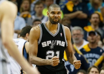 <b>- Años en la NBA:</b> 1997-2016 <br> <b>- Equipos:</b> San Antonio Spurs. <b>- Medias de su carrera:</b> 19 puntos, 10,8 rebotes, 2,2 tapones. <br> <b>- Mejor temporada:</b> (2001-02) 25,5 puntos, 13,7 rebotes, 3,7 asistencias. <br> <b>- Méritos:</b> Cinco veces campeón, 2 veces MVP, 3 veces MVP de las Finales, 15 veces all star, 10 veces en el Mejor Quinteto. <br> <br> The Big Fundamental. Tim Duncan iba para olímpico en natación en sus Islas Vírgenes natales. Después se pasó al baloncesto... y el resto es historia. Un líder colectivo y silencioso, uno de los mejores defensores interiores de siempre y un gran anotador con un tiro a tablero imparable. El alma de los históricos Spurs de Gregg Popovich. 