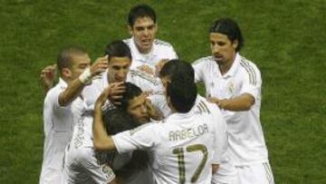 <b>REY CR7. </b>Felicitaciones para Cristiano tras marcar en el Calderón.