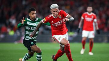 Lisbon (Portugal), 15/01/2023.- SL Benfica's player Enzo Fernandez (R) in action against Sporting CP player Marcus Edwards (L) during the Portuguese Primeira Liga soccer match between SL Benfica and Sporting CP, in Lisbon, Portugal, 15 January 2023. (Lisboa) EFE/EPA/RODRIGO ANTUNES
