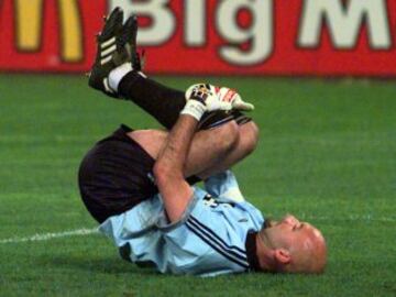 Fabian Barthez porteo del  Mónaco tendido en el suelo después de que La Juventus anotó su tercer gol en el partido de ida de semifinales de Champions League  en 01/04/1998