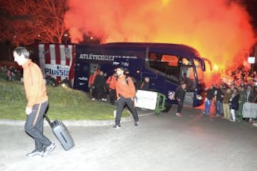 14/03/16 PREVIA PARTIDO CHAMPIONS LEAGUE
VUELTA DE LOS CUARTOS
ATLETICO DE MADRID - PSV EINDHOVEN
CONCENTRACION ATLETICO DE MADRID
AUTOBUS AUTOCAR AFICIONADOS SEGUIDORES
AUGUSTO FERNANDEZ