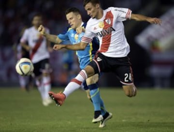 Gameiro con Emanuel Mammana.