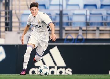 El Madrid lo ha repescado al adquirir el 50% de sus derechos que en 2021 la entidad de Concha Espina hab¨ªa vendido al Rayo Vallecano despu¨¦s de haber estado cedido en el club franjirrojo la temporada anterior. En sus tres temporadas en Vallecas ha disputado 122 partidos con La Franja y ha marcado cinco goles. Antes de marcharse debut¨® con el primer equipo: fue en diciembre de 2018 en la vuelta de una eliminatoria de dieciseisavos de Copa contra el Melilla. El de Bola?os de Calatrava, de 23 a?os, lleg¨® en 2013 al Cadete B y pas¨® siete temporadas en La F¨¢brica.