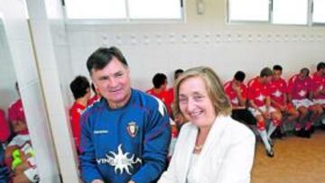 <b>DANDO EJEMPLO. </b> Camacho y María Kutz, agua y jabón en prevención contra la gripe.