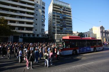 Caos en el Metro de Santiago: cierre de estaciones por falla técnica y lo que ocurre en la Alameda es dramático