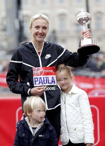 Hablar de Paula Radcliffe (Inglaterra, 47 años) es hacerlo de una auténtica leyenda del atletismo, en especial de las pruebas de fondo. Fue campeona del mundo de maratón y ex plusmarquista mundial de dicha disciplina con un tiempo de 2h:15:25 que mantuvo durante 16 años. En 2006 dio a luz a Isla y tres años después a Raphael, sus dos hijos. Su primer embarazo habla bien de su determinación, ya que siguió entrenando más de dos horas diarias hasta el quinto mes de gestación. En 2007, poco tiempo después de estrenar su maternidad, conquistó su segunda Maratón de Nueva York. Madre coraje.