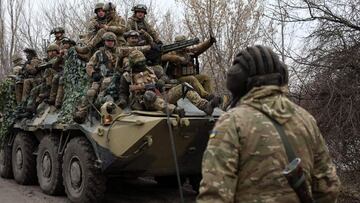 Ukrainian servicemen get ready to repel an attack in Ukraine's Lugansk region on February 24, 2022. - Russian President Vladimir Putin launched a full-scale invasion of Ukraine on Thursday, killing dozens and forcing hundreds to flee for their lives in the pro-Western neighbour. Russian air strikes hit military facilities across the country and ground forces moved in from the north, south and east, triggering condemnation from Western leaders and warnings of massive sanctions. (Photo by Anatolii STEPANOV / AFP)