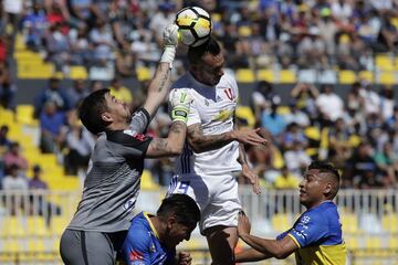 El jugador de Universidad de Chile Mauricio Pinilla disputa el balon con Leonardo Figueroa de Everton durante el partido de primera division en el Estadio Sausalito de Vina del Mar, Chile.