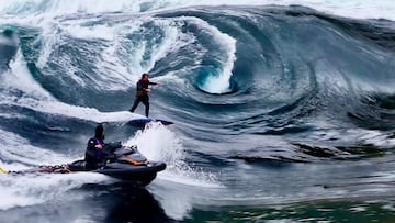 Jamie O'Brien surfeando un remolino en Skookumchuck Narrows (Canadá)