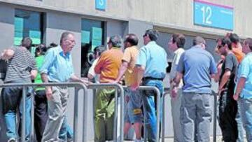 <b>COLAS. </b>Cientos de aficionados del Xerez buscaban ayer una entrada en las taquillas de Chapín.