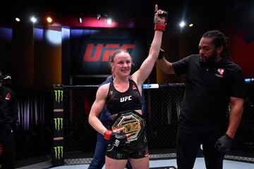 Valentina Shevchenko festeja su victoria ante Maia en el UFC 255.