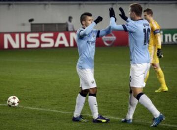 Edin Zdeko felicita a Agüero.