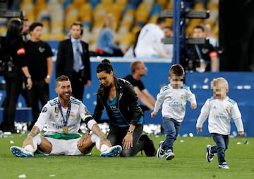 Sergio Ramos con Pilar Rubio y sus hijos.