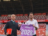 31-12-25. RUBÉN YÁÑEZ, JUNTO A JUAN CARLOS ABLANEDO, ANUNCIANDO SU RENOVACIÓN CON EL SPORTING HASTA JUNIO DE 2028.