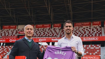 31-12-25. RUBÉN YÁÑEZ, JUNTO A JUAN CARLOS ABLANEDO, ANUNCIANDO SU RENOVACIÓN CON EL SPORTING HASTA JUNIO DE 2028.