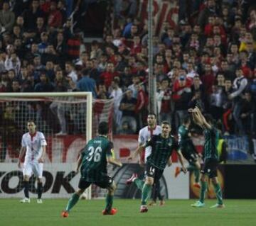0-2. Salva Sevilla celebra el segundo tanto.