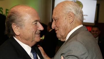 Joseph Blatter con otro expresidente de la FIFA, Joao Havelange.