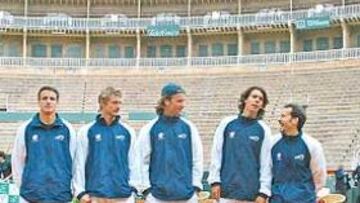 <b>LOS DIESTROS</b>. Robredo, Ferrero, Moyá, Nadal y Arrese (capitán) deben llevar a España a las semifi nales de la Copa Davis.