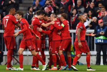 Los jugadores celebran el 1-0 de Xabi Alonso de falta. 