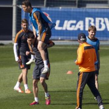 EN FORMA. Cristiano salta por encima de Di María en el entrenamiento de ayer.