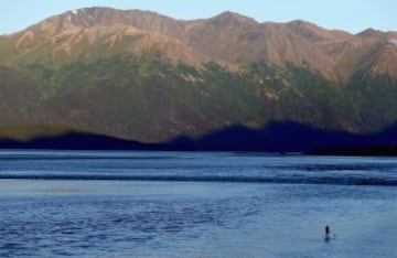 Olas de 2 y 3 metros y el agua a menos de cinco grados, así son las condiciones en Turnagain Arm Bore Tide, Alaska, en verano.  