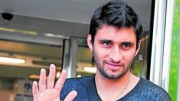 <b>ANSIOSO. </b>Bueno saluda en San Sebastián mientras espera.