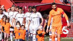 Los jugadores del Albacete saltan al campo antes de un partido.