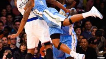 Carmelo Anthony lanza ante la defensa de J.J. Hickson y Alonzo Gee.