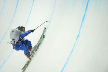 Un trabajador pinta líneas en el halfpipe antes del inicio de las finales de Freestyle Esquí