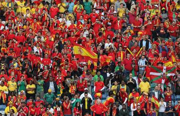 Más de 7.000 aficionados españoles se dieron cita en las gradas del estadio Moses Mabhida de Durban. Los seguidores de La Roja no cejaron de animar durante los 90 minutos de partido, pero la derrota les dejó un mal sabor de boca: se esperaban una victoria de la entonces vigente campeona de Europa...