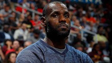 LeBron James, en el banquillo.