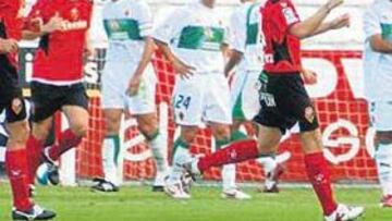 <b>MAGISTRAL. </b>José Juan Luque marcó el primer tanto del Ciudad, de falta, y dio el pase del segundo a Miguel Falcón.