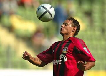 Su buen rendimiento lo llevó a ser comprado por el Bayer Leverkusen a principios de la temporada 2004-2005.