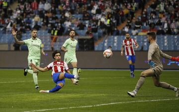 Gol anulado a João Félix por fuera de juego.