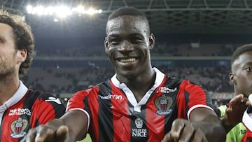 Nice's Italian forward Mario Balotelli (C) celebrates his team's victory at the end of the French L1 football match OGC Nice (OGCN) vs Olympique de Marseille (OM) on September 11, 2016