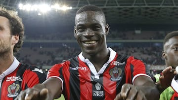 Nice&#039;s Italian forward Mario Balotelli (C) celebrates his team&#039;s victory at the end of the French L1 football match OGC Nice (OGCN) vs Olympique de Marseille (OM) on September 11, 2016 