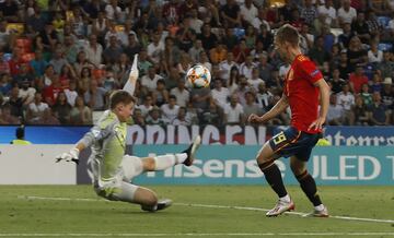 2-0. Dani Olmo marc車 el segundo gol en un mano a mano con Alexander N邦bel.
