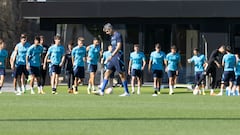 El entrenador de la Real Sociedad, Imanol Alguacil (c), durante una sesión de entrenamiento este miércoles en las instalaciones de Zubieta, previo al partido de la Liga Europa que disputarán mañana ante el Omonia de Chipre. EFE/ Javier Etxezarreta