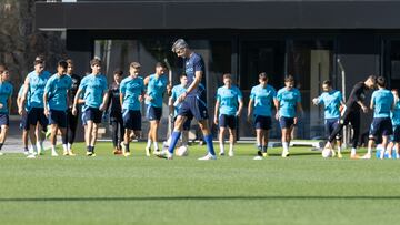 El entrenador de la Real Sociedad, Imanol Alguacil (c), durante una sesi¨®n de entrenamiento este mi¨¦rcoles en las instalaciones de Zubieta, previo al partido de la Liga Europa que disputar¨¢n ma?ana ante el Omonia de Chipre. EFE/ Javier Etxezarreta