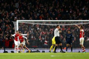 Alexis Sánchez se llevó los abrazos y los aplausos en la nueva victoria del Arsenal ante el Southampton. 