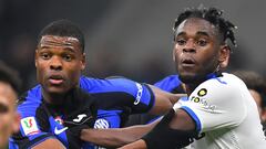 Soccer Football - Coppa Italia - Quarter Final - Inter Milan v Atalanta - San Siro, Milan, Italy - January 31, 2023 Inter Milan's Denzel Dumfries in action with Atalanta's Duvan Zapata REUTERS/Daniele Mascolo