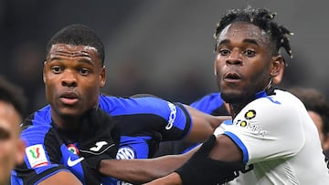 Soccer Football - Coppa Italia - Quarter Final - Inter Milan v Atalanta - San Siro, Milan, Italy - January 31, 2023 Inter Milan's Denzel Dumfries in action with Atalanta's Duvan Zapata REUTERS/Daniele Mascolo