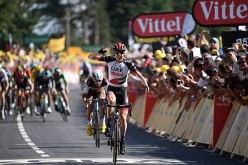 El Irlandés Daniel Martin celebra mientras cruza la línea de meta.